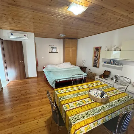 Апартаменти Garden Retreat Near The Castle *